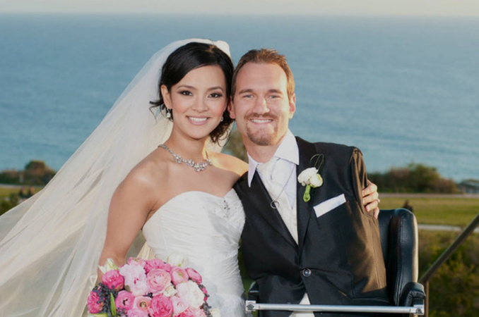 Nick Vujicic và người vợ xinh đẹp trong hôn lễ vào năm 2012. 